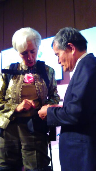 G20 大阪　歓迎レセプションにて、２０１９年６月に、弊社パワーアシストスーツを展示しました。現欧州中央銀行総裁のラガルト氏らに試着していただきました。